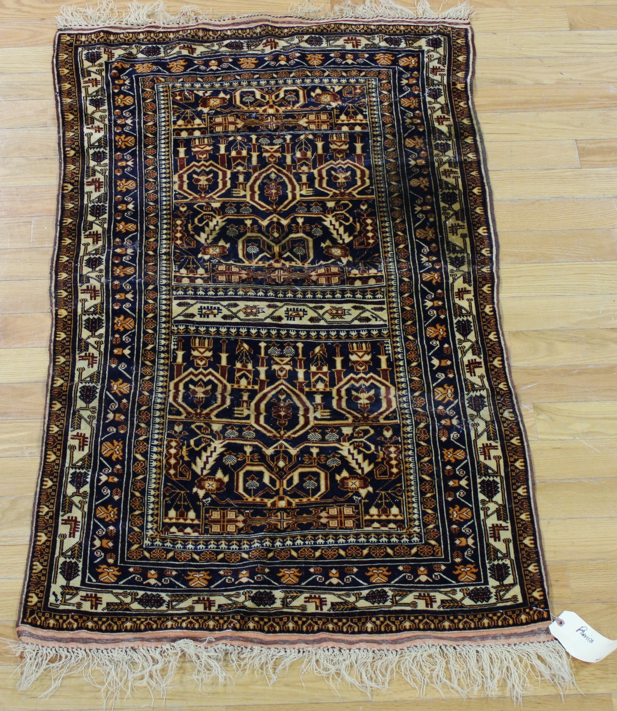 VINTAGE AND FINELY HAND WOVEN CARPET.