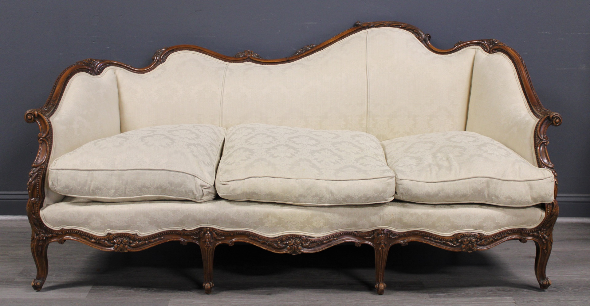 LOUIS XV STYLE FINELY CARVED HUMP 3b90a8