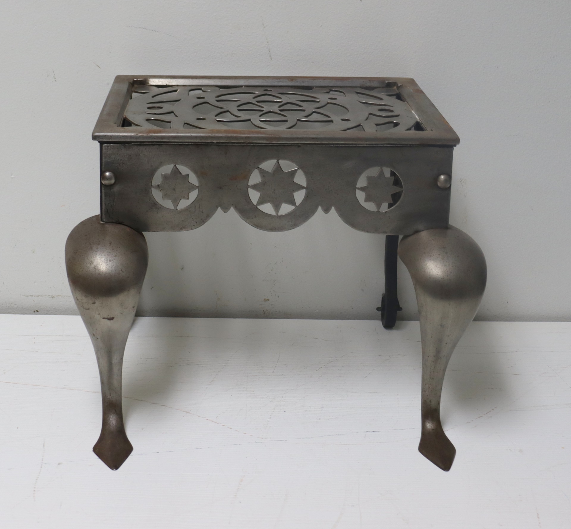 ANTIQUE STEEL FIRE FIREPLACE TRIVET.