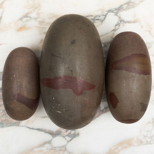 THREE INDIAN LINGAM STONES8 3 4 3b91bf