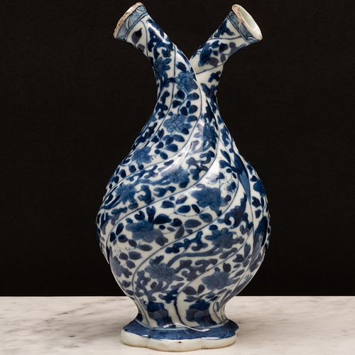 CHINESE EXPORT BLUE AND WHITE PORCELAIN