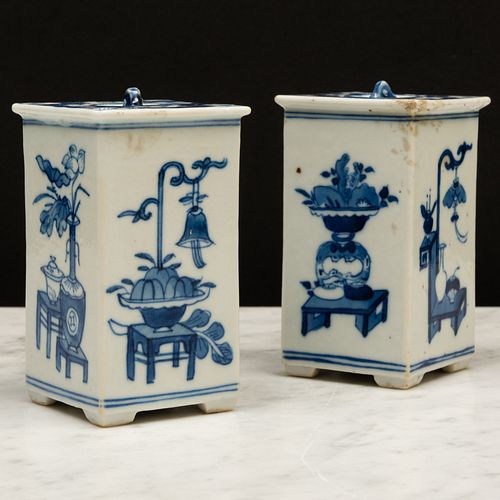 PAIR OF SMALL CHINESE EXPORT BLUE