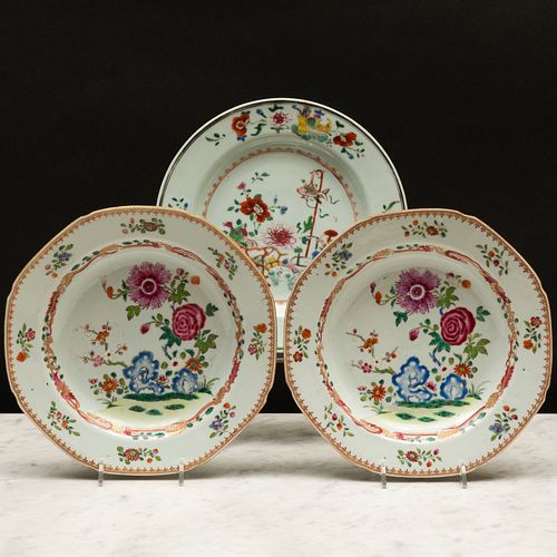 PAIR OF FAMILLE ROSE PORCELAIN