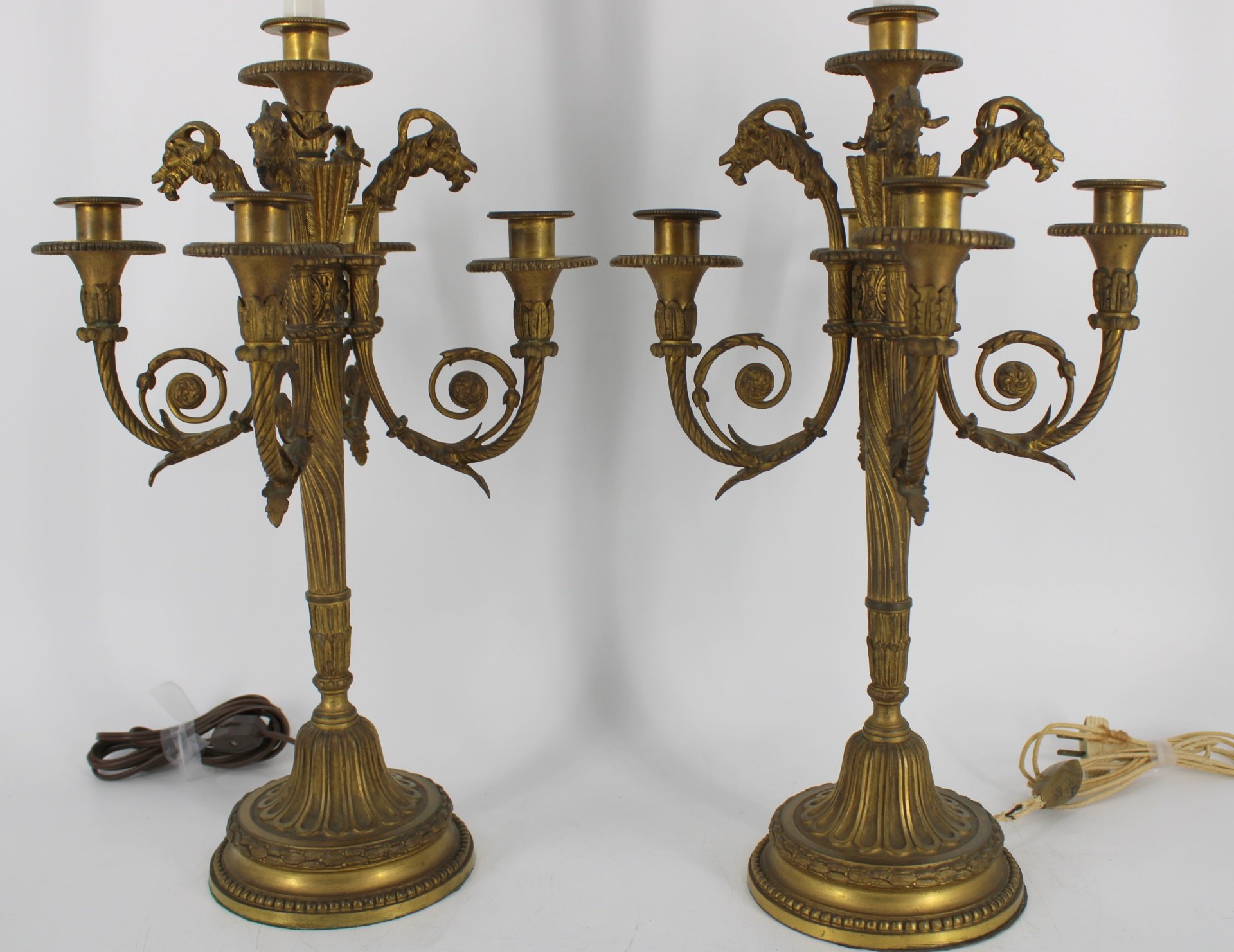 A FINE PAIR OF ANTIQUE BRONZE CANDELABRA 3bbda2