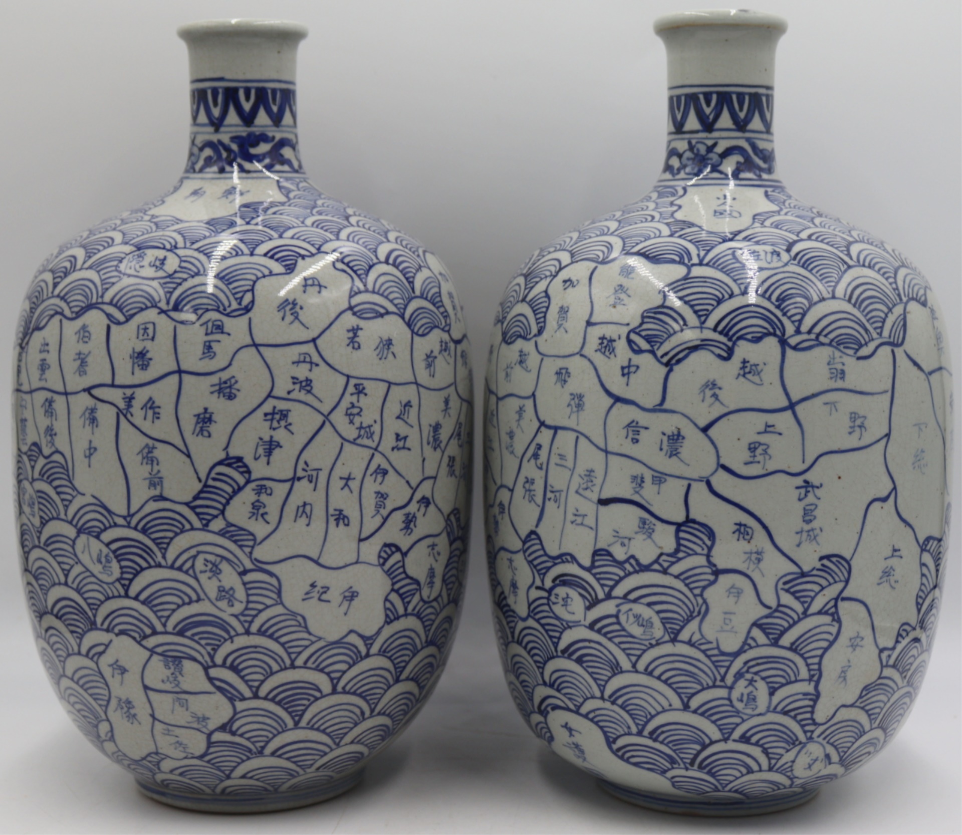 PAIR OF SIGNED JAPANESE PORCELAIN 3bbe7b