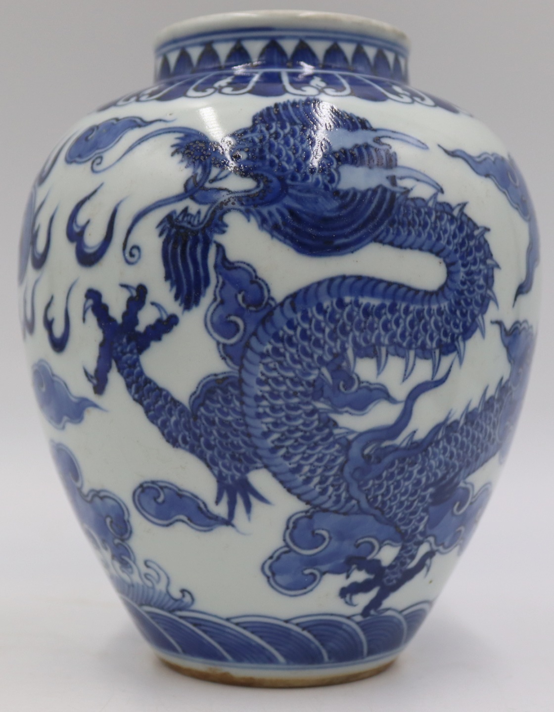 CHINESE BLUE AND WHITE DRAGON VASE  3bbe91