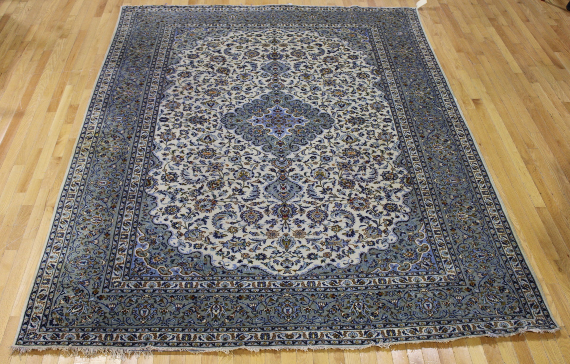VINTAGE AND FINELY HAND WOVEN CARPET  3bbee9