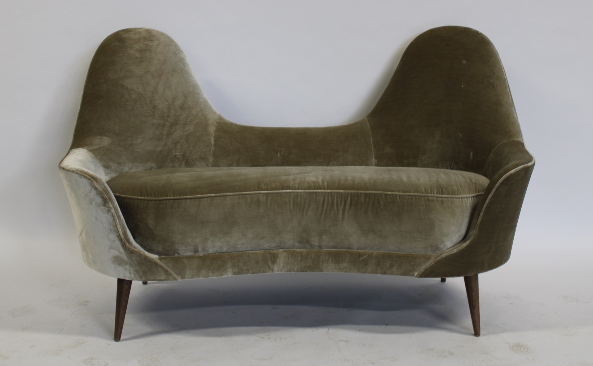 ITALIAN STYLE UPHOLSTERED SETTEE.