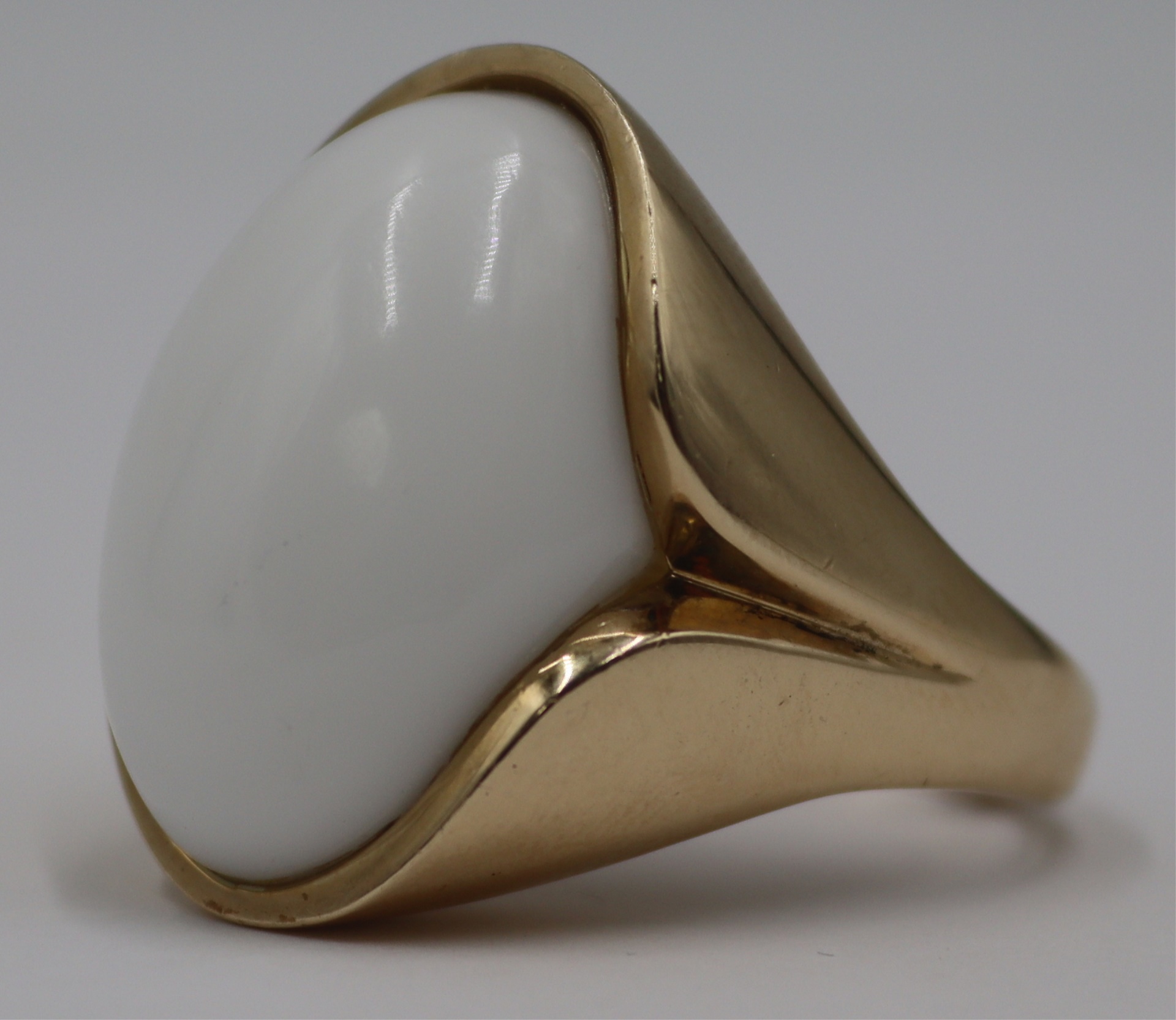 JEWELRY. 14KT GOLD AND WHITE CABOCHON