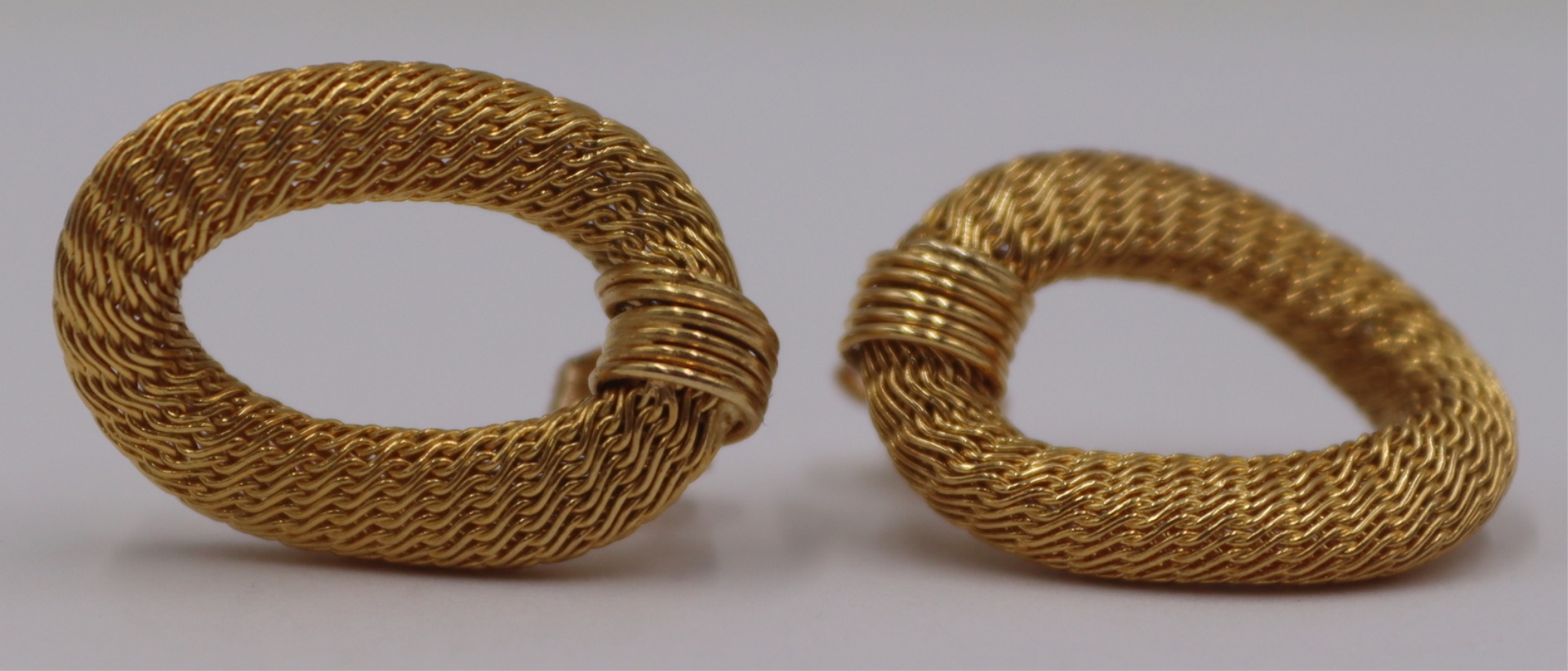 JEWELRY. PAIR OF 18KT GOLD WOVEN