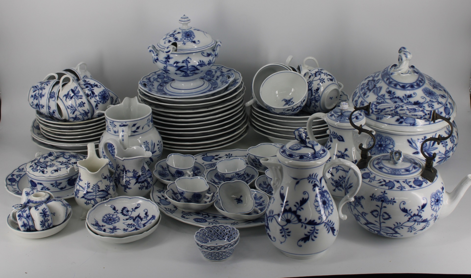 A LARGE SET OF MEISSEN BLUE ONION PORCELAIN