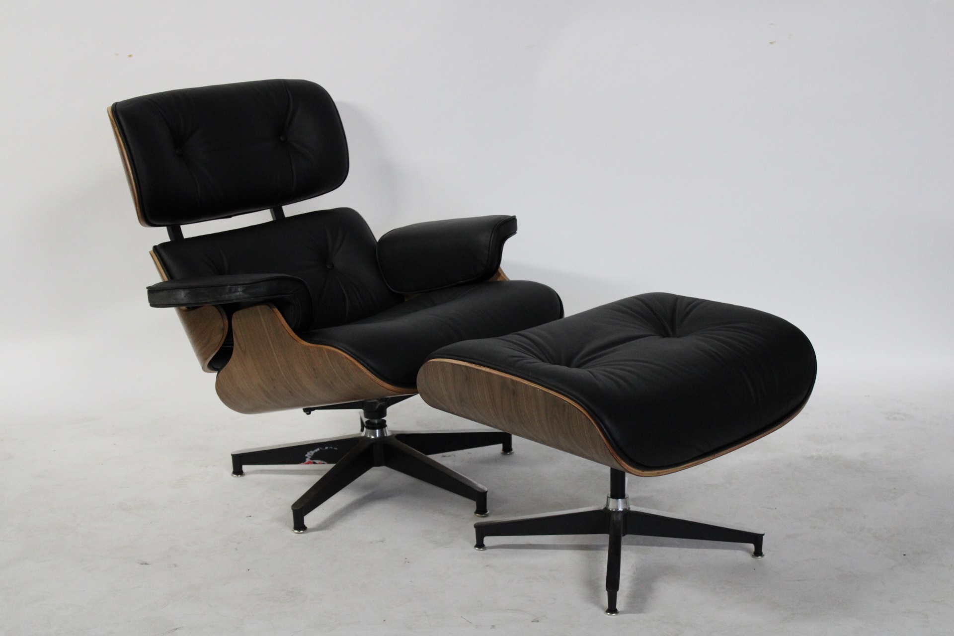 A VINTAGE LEATHER EAMES STYLE LOUNGE 3bc290