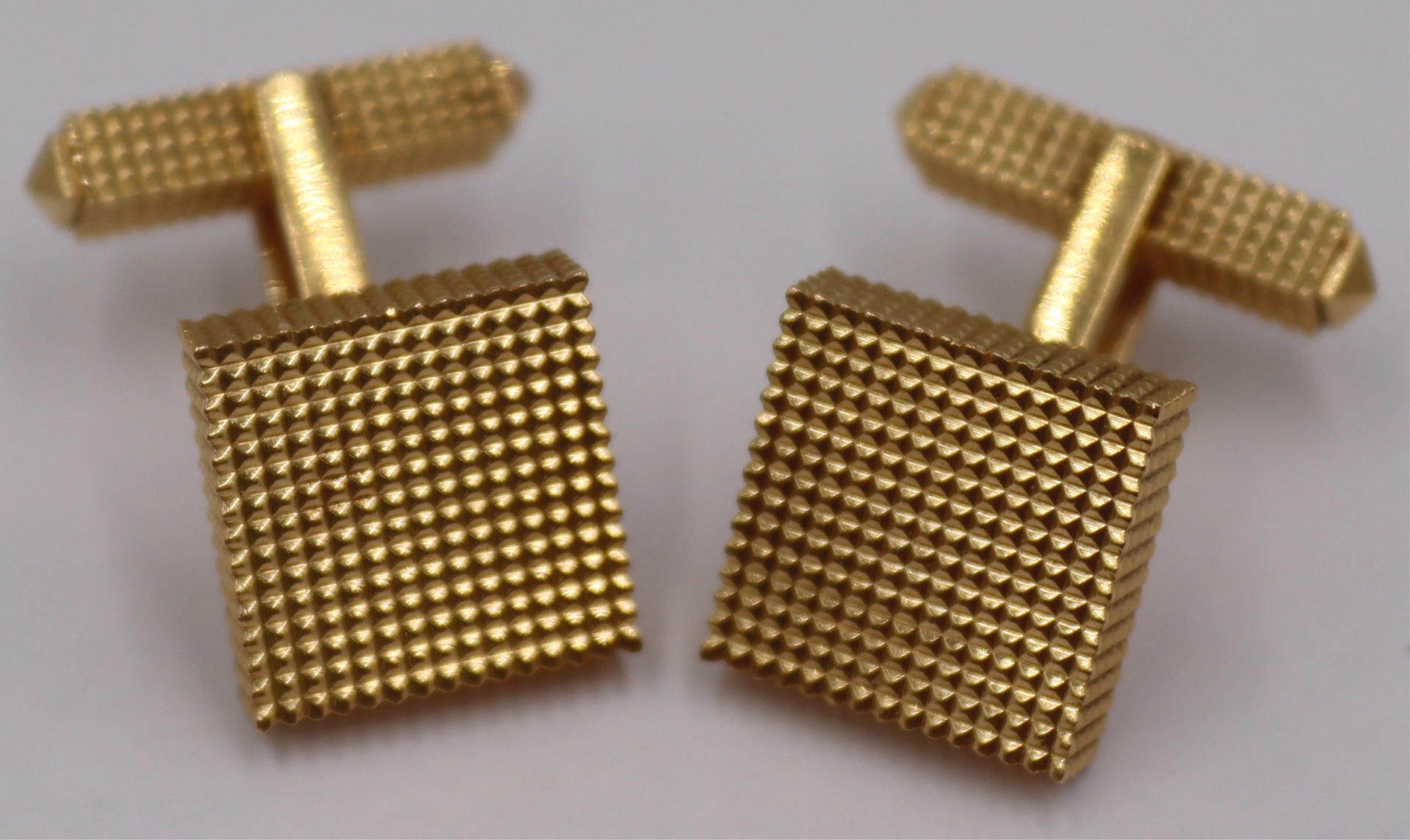 JEWELRY. PAIR OF CARTIER 18KT GOLD CUFFLINKS.