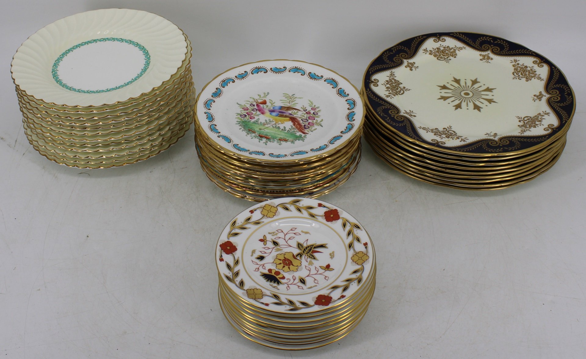 LOT OF ASSORTED ENGLISH PORCELAIN PLATES.