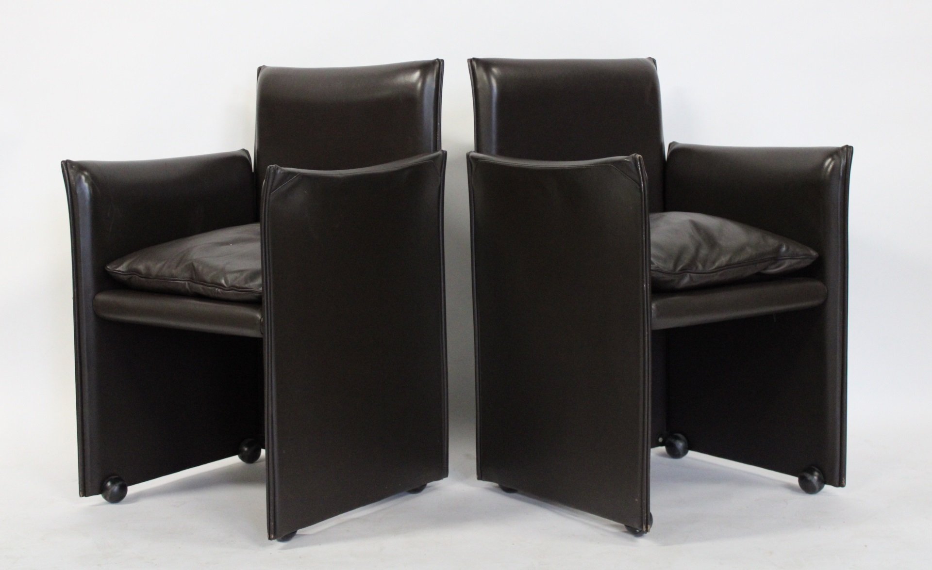 A PAIR OF CASSINA LEATHER ARM CHAIRS  3bc495