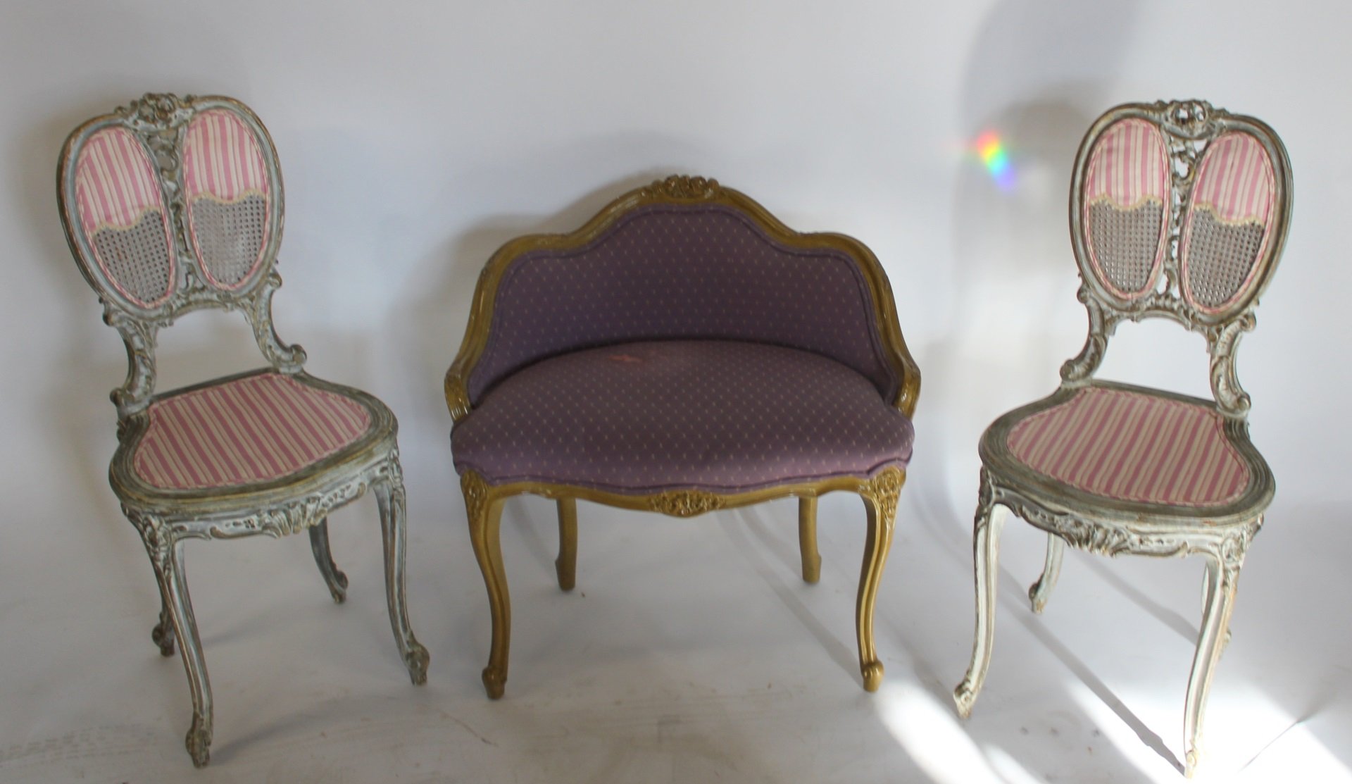 3 ANTIQUE FRENCH STYLE CHAIRS To 3bc4cd