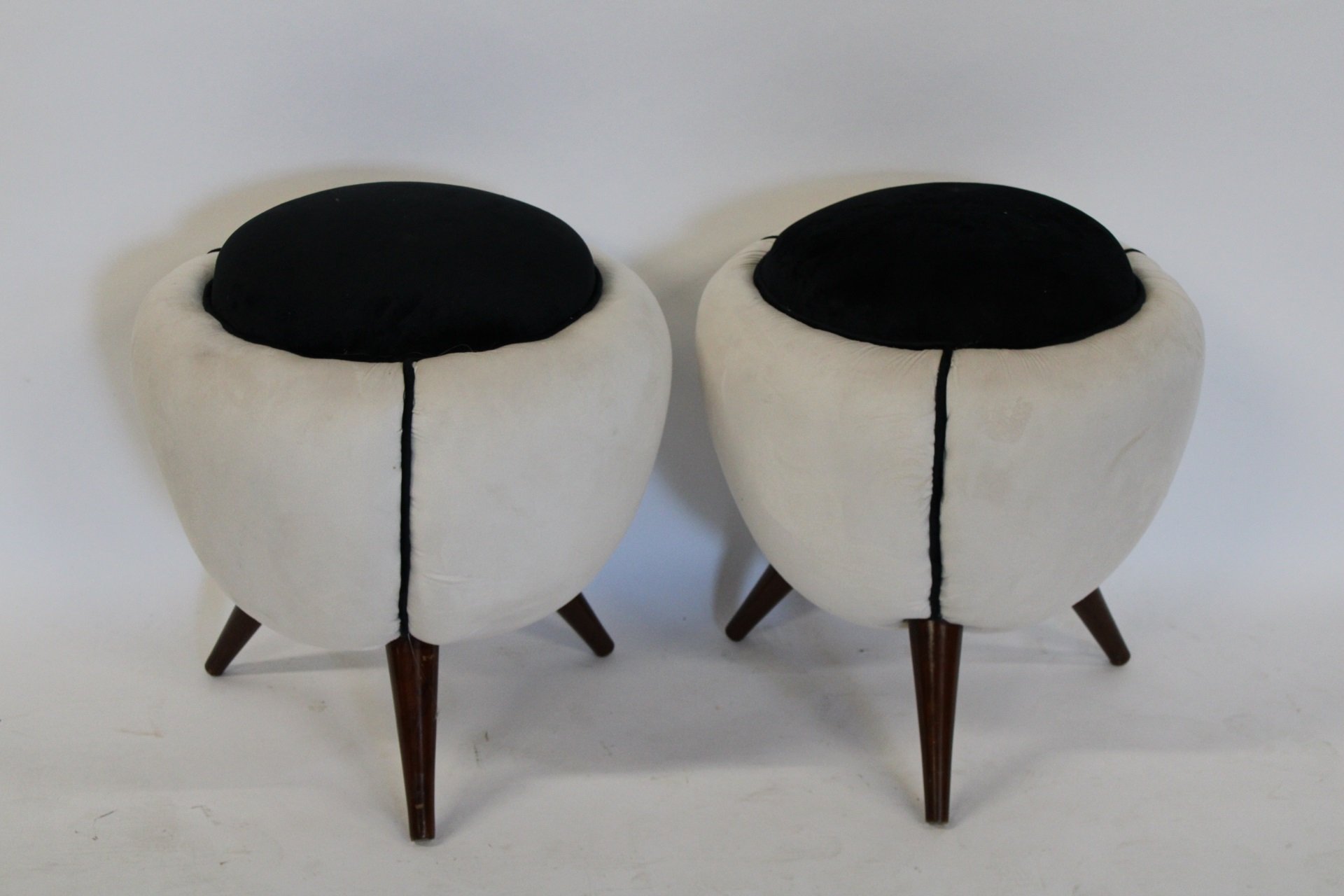 A PAIR OF UPHOLSTERED STOOLS STYLE 3bc4ca