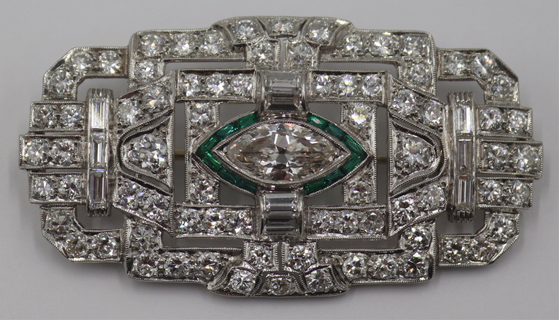 JEWELRY. ART DECO DIAMOND AND EMERALD