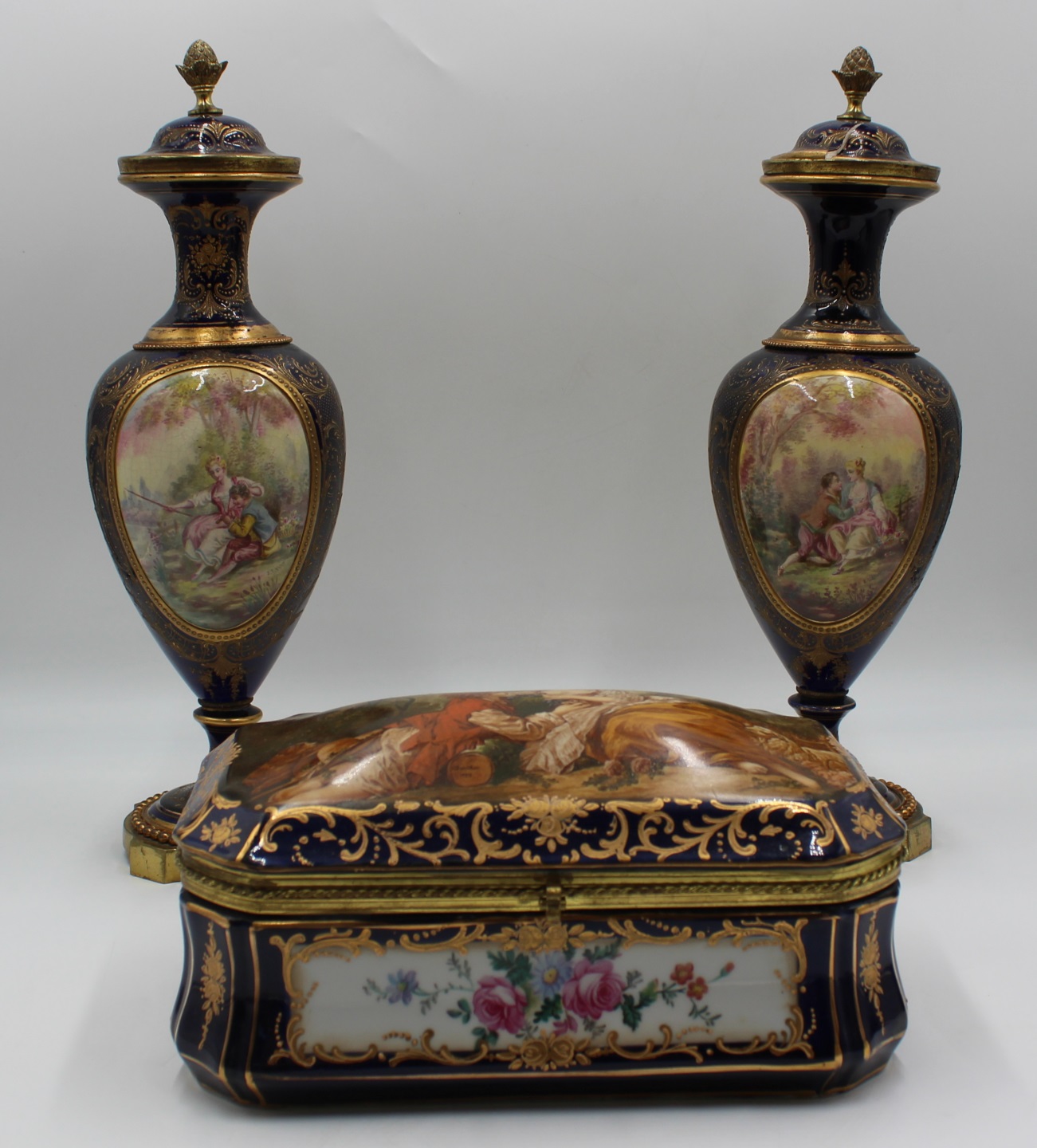 AN ANTIQUE PAIR OF SEVRES PORCELAIN 3bc647