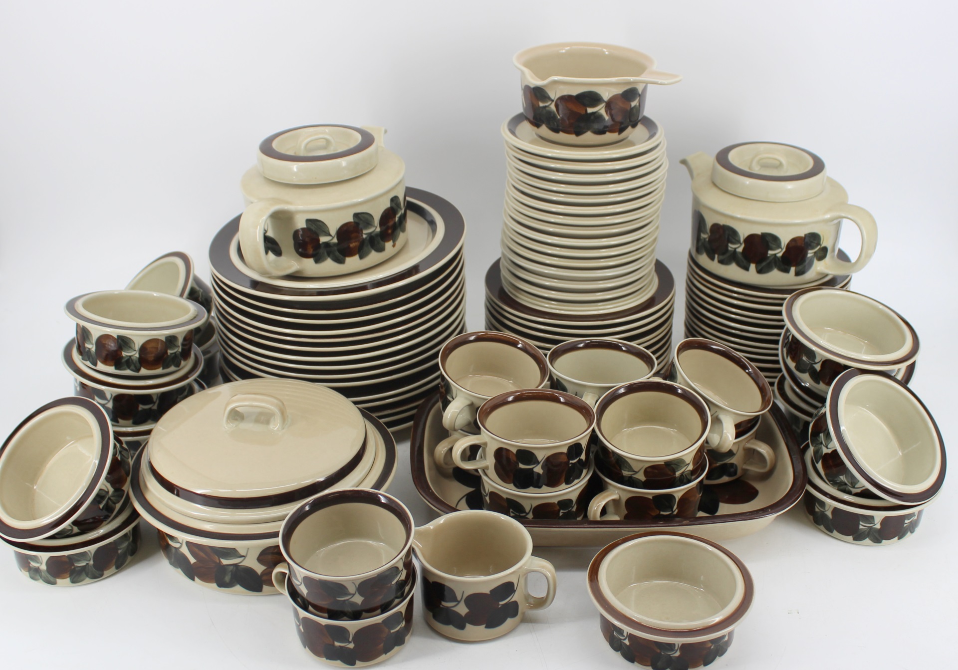 ARABIA "RUIJA" PORCELAIN SERVICE