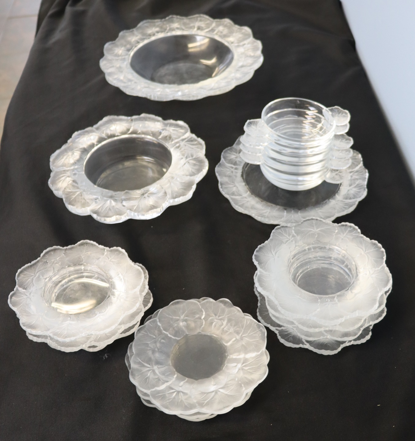 GROUPING OF LALIQUE LILY PAD BOWLS.