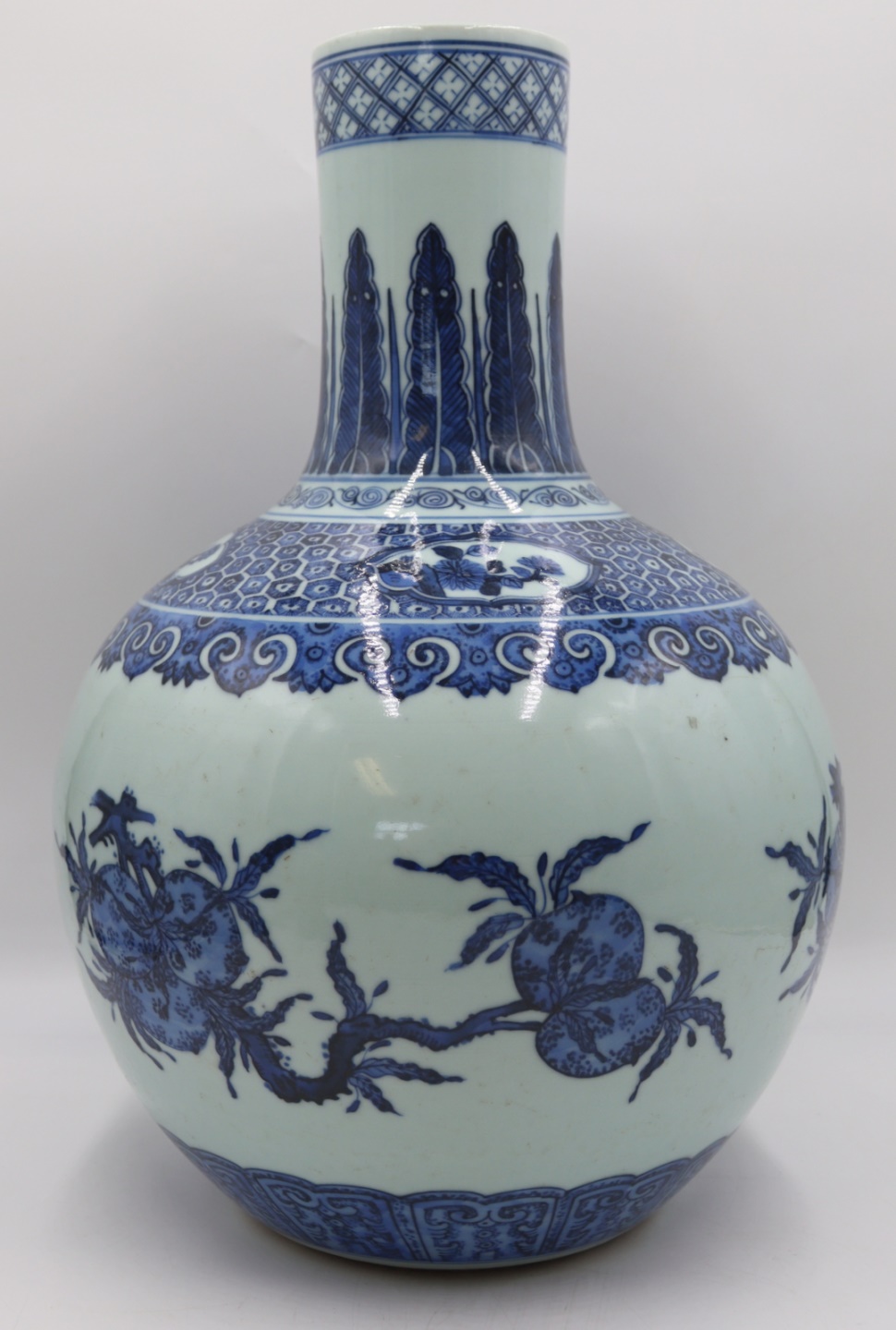 CHINESE BLUE AND WHITE VASE WITH
