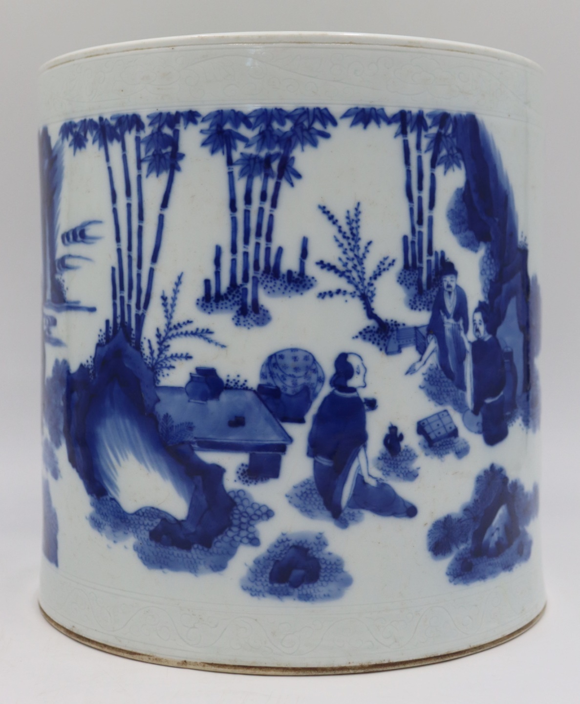 CHINESE BLUE AND WHITE BRUSH POT.