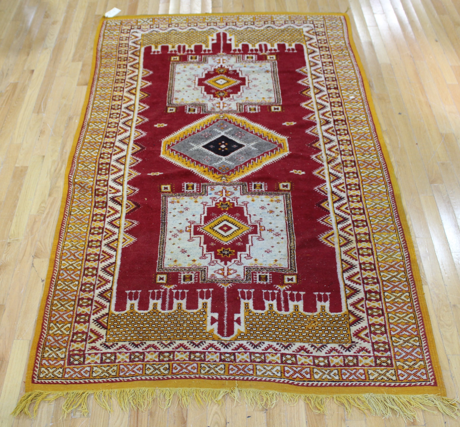 VINTAGE AND FINELY HAND WOVEN CARPET  3bc6d5