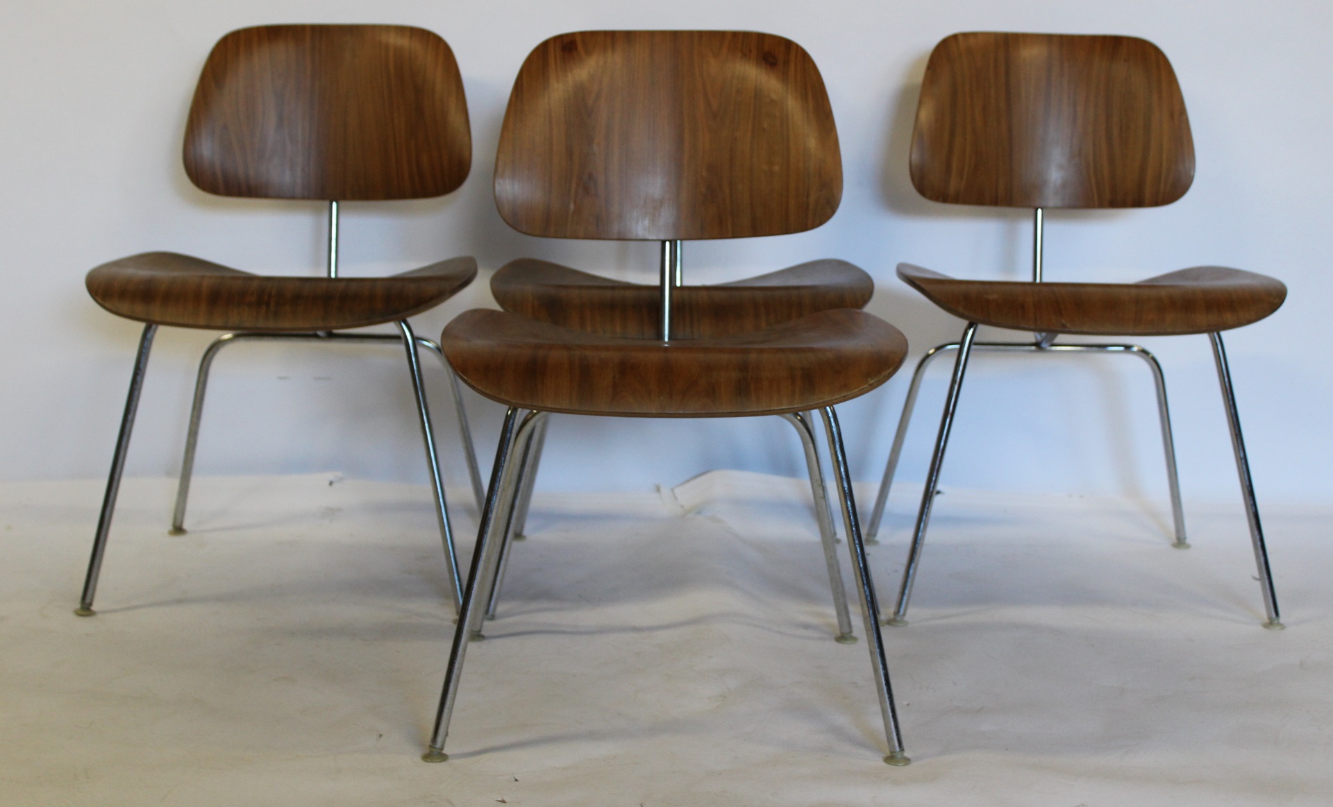 MIDCENTURY SET OF 4 EAMES DSW CHAIRS  3bc733