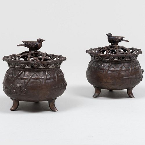 PAIR OF SMALL JAPANESE BRONZE INCENSE 3bc7f4