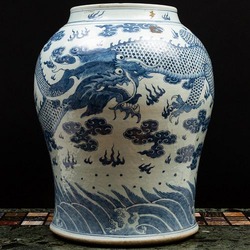 LARGE CHINESE BLUE AND WHITE PORCELAIN