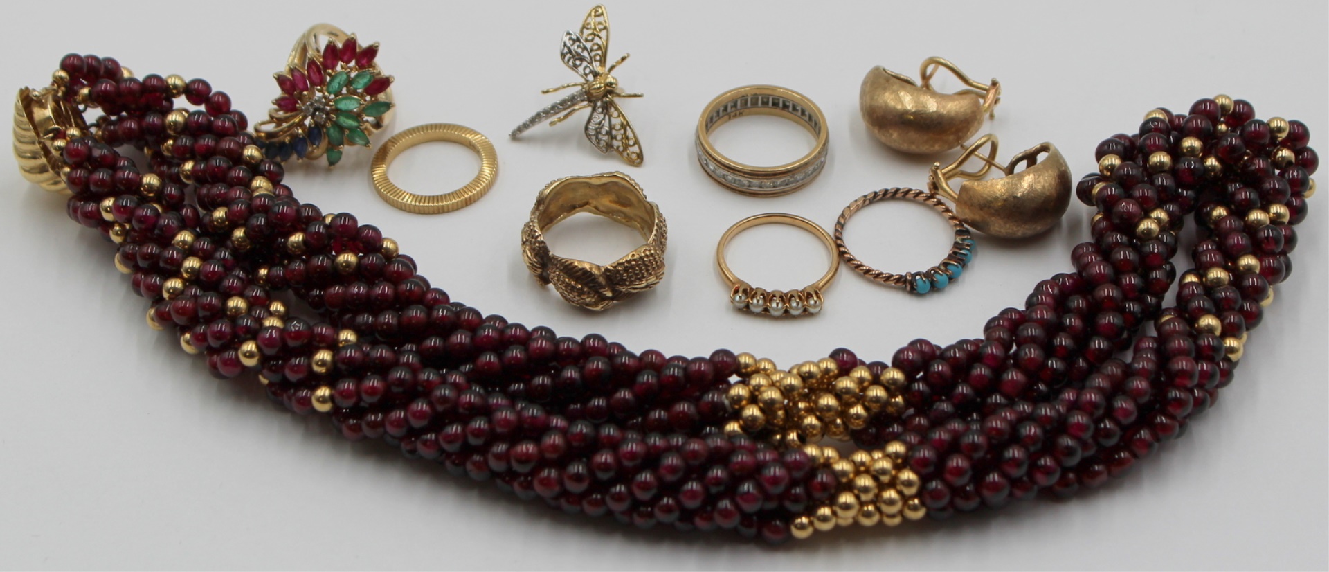 JEWELRY. ASSORTED GOLD JEWELRY GROUPING.