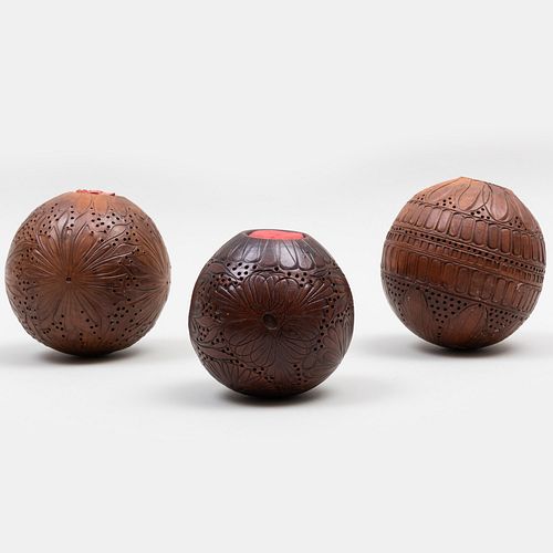 GROUP OF THREE WOOD PERFUME SPHERES 3bcdbe