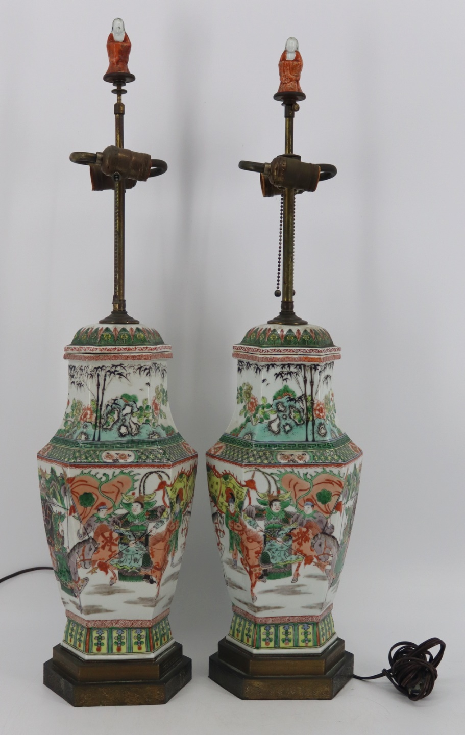 PAIR OF CHINESE FAMILLE VERTE LIDDED 3bcee8