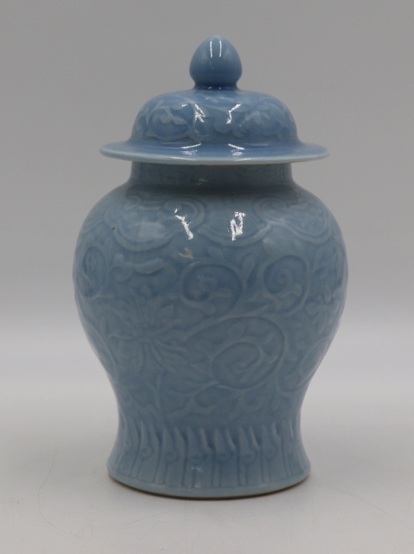 CHINESE INCISED BLUE COVERED URN  3bcf20