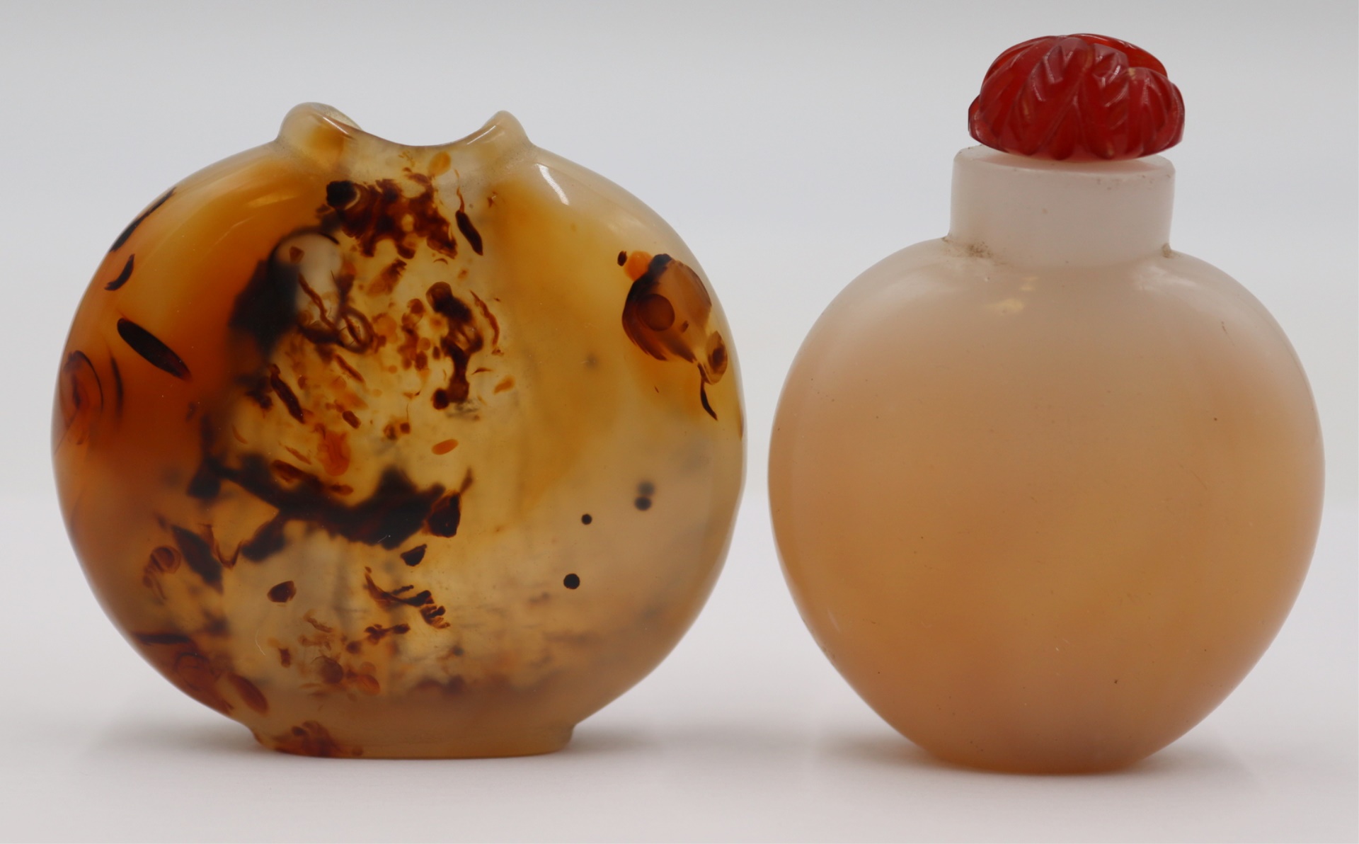 CARVED JADE AND AGATE SNUFF BOTTLES  3bcf21