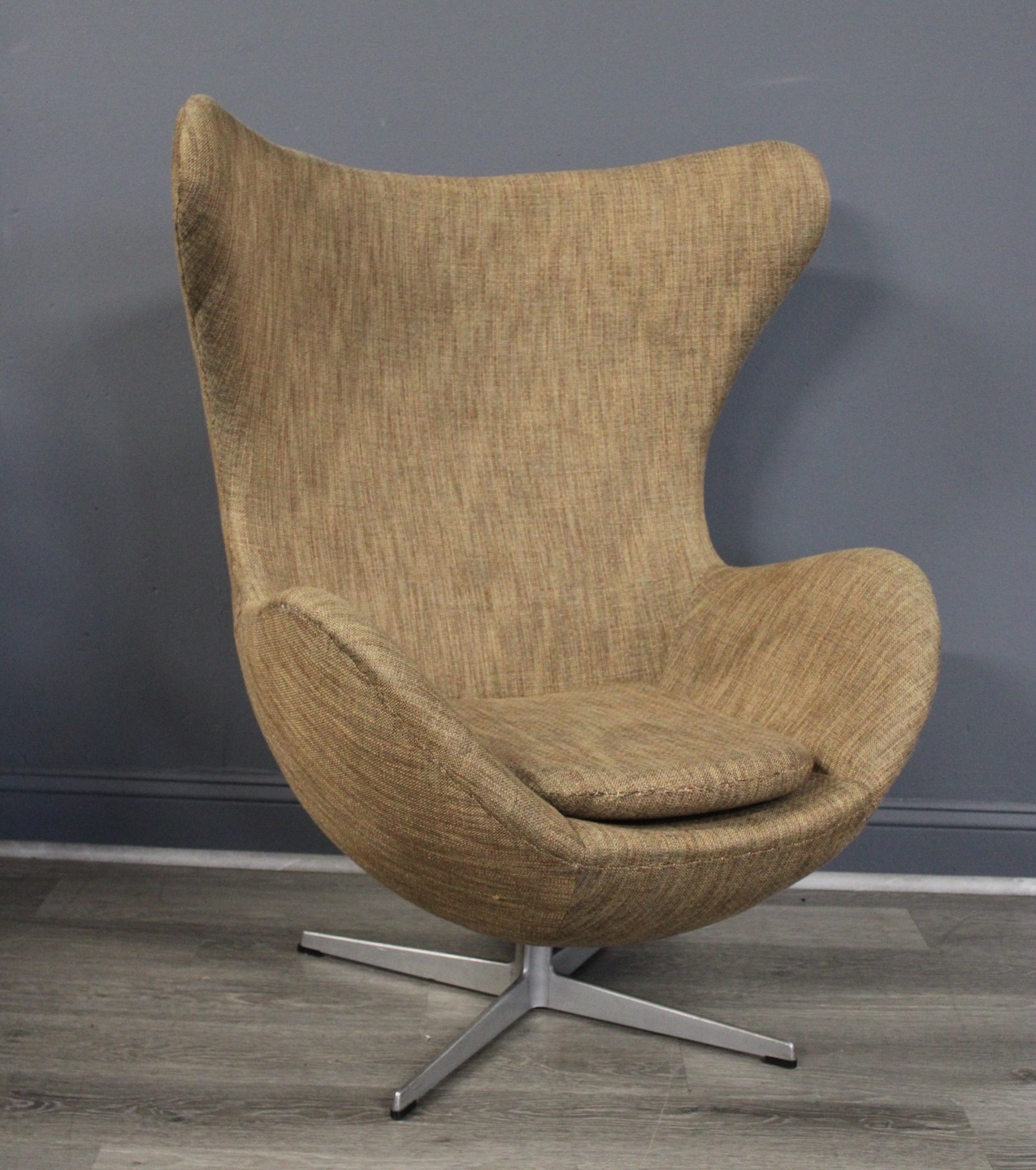 ARNE JACOB ARNIE JACOBSEN EGG CHAIR  3bcf47