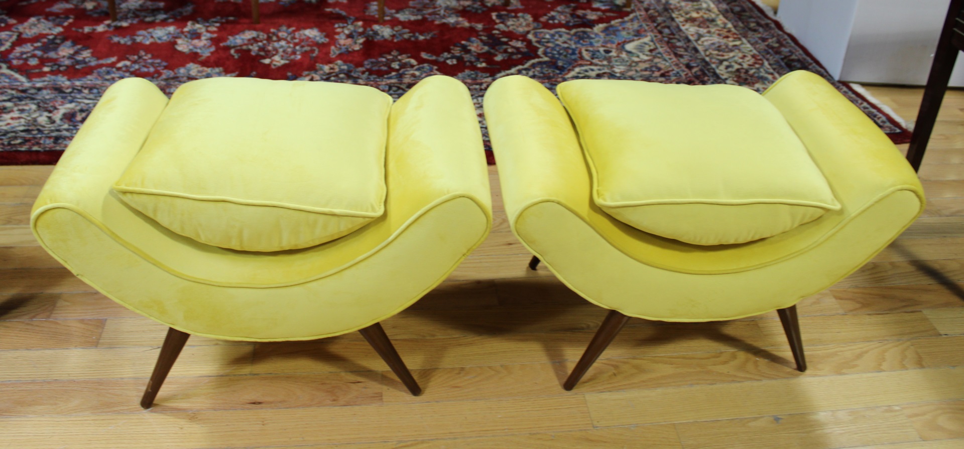 A VINTAGE AND QUALITY PR OF UPHOLSTERED 3bcf87