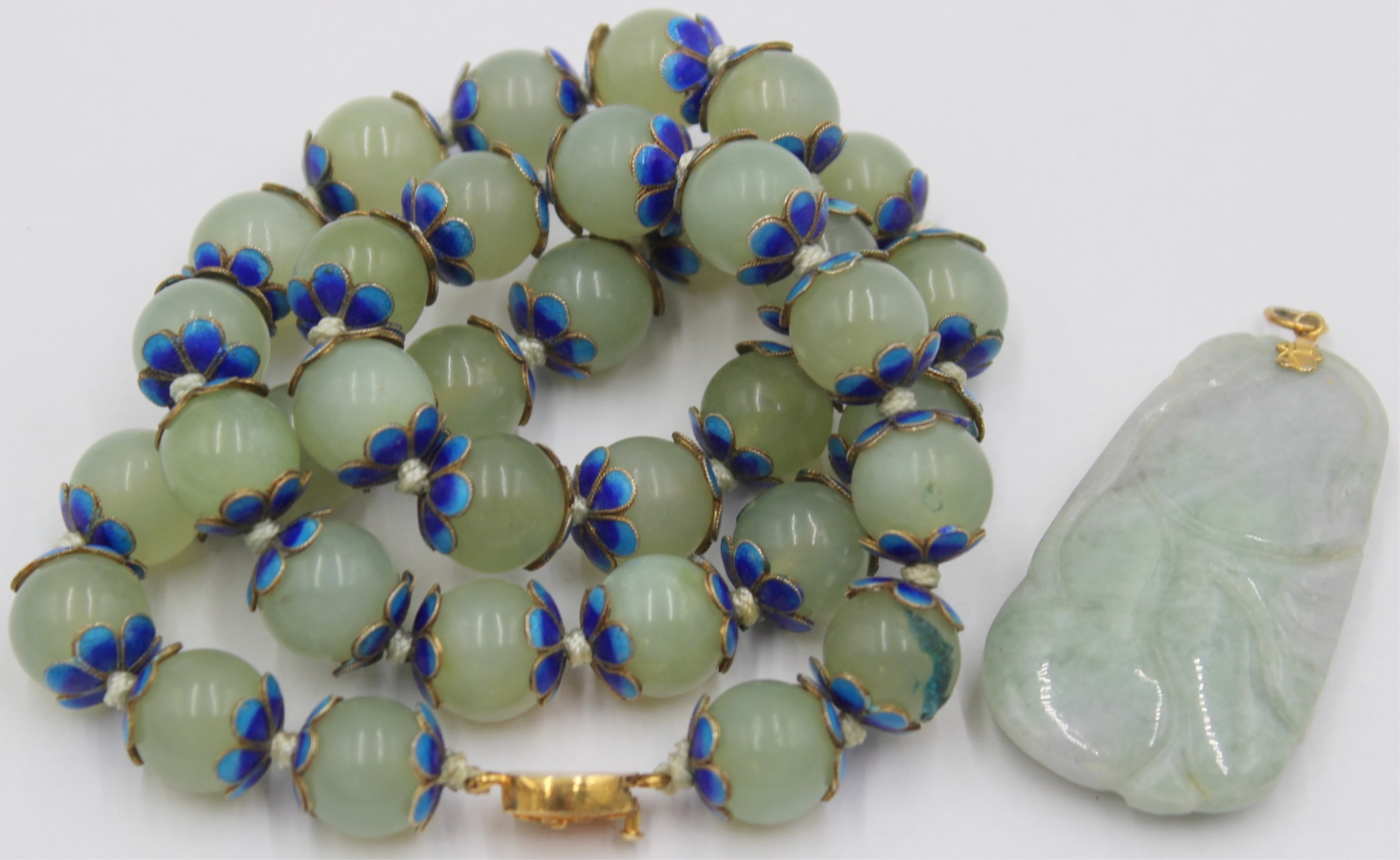 JEWELRY. JADE AND ENAMEL BEADED NECKLACE.