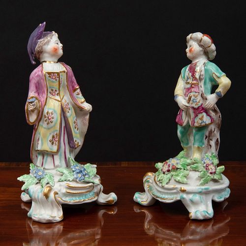 PAIR OF BOW PORCELAIN FIGURES IN 3baa5e
