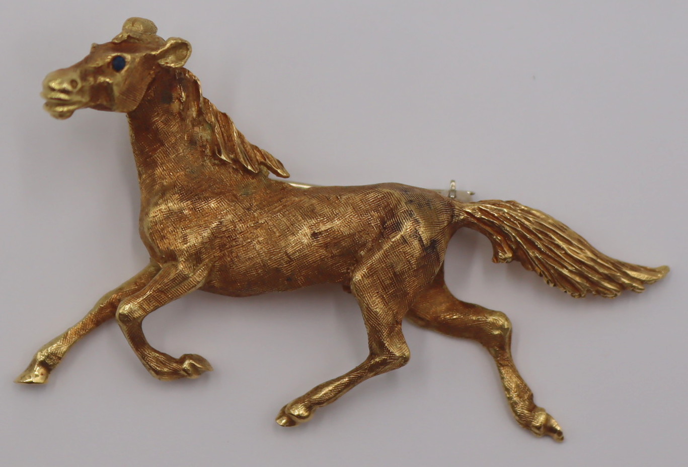 JEWELRY. 18KT GOLD HORSE FORM BROOCH.
