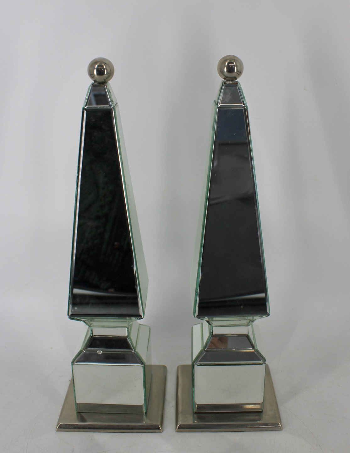 A VINTAGE PAIR OF MIRRORED OBELISKS  3babd4