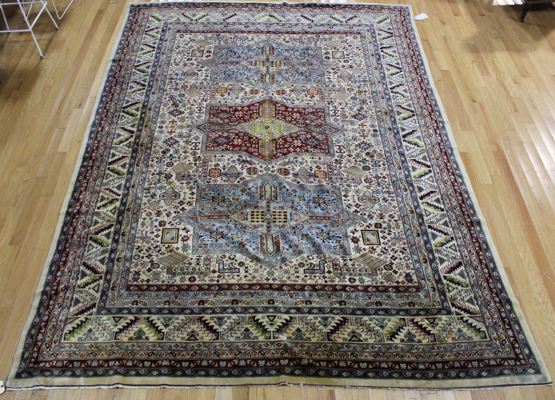 VINTAGE AND FINELY HAND WOVEN CARPET 3bac40