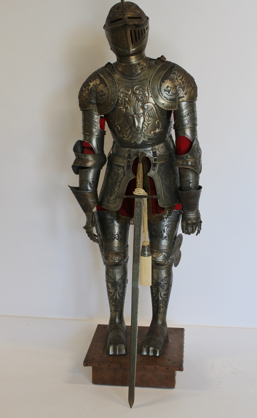 ANTIQUE LIFE SIZE KNIGHTS ARMOUR & SWORD