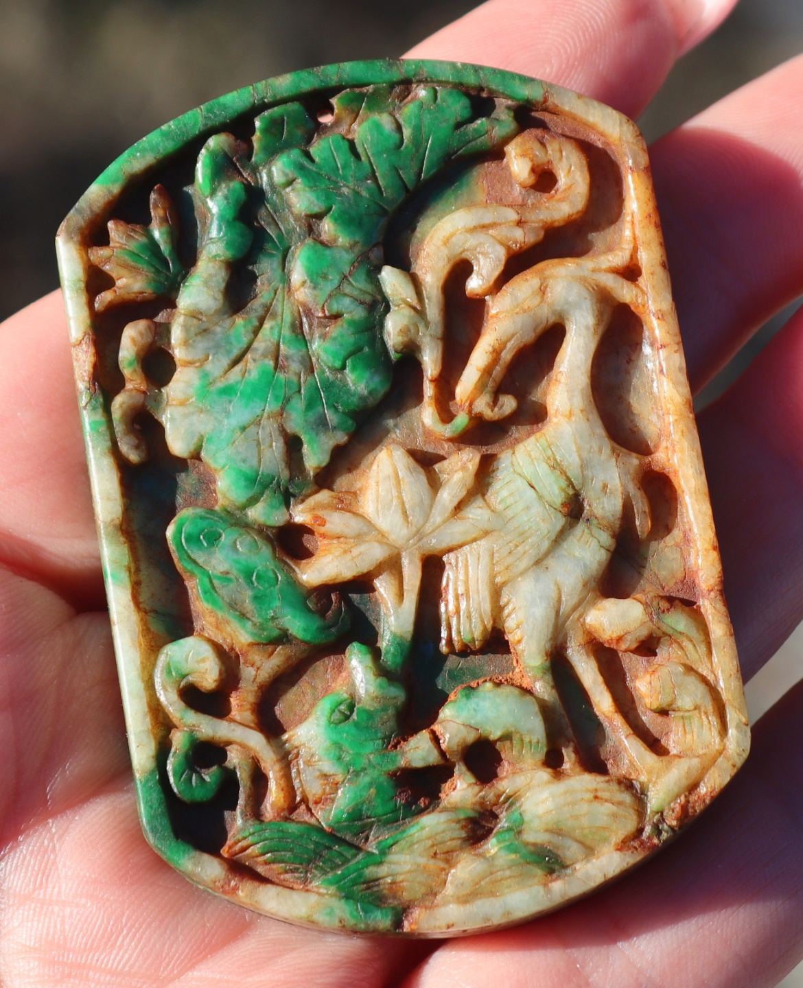 CARVED JADE PENDANT OF BIRDS. Carved