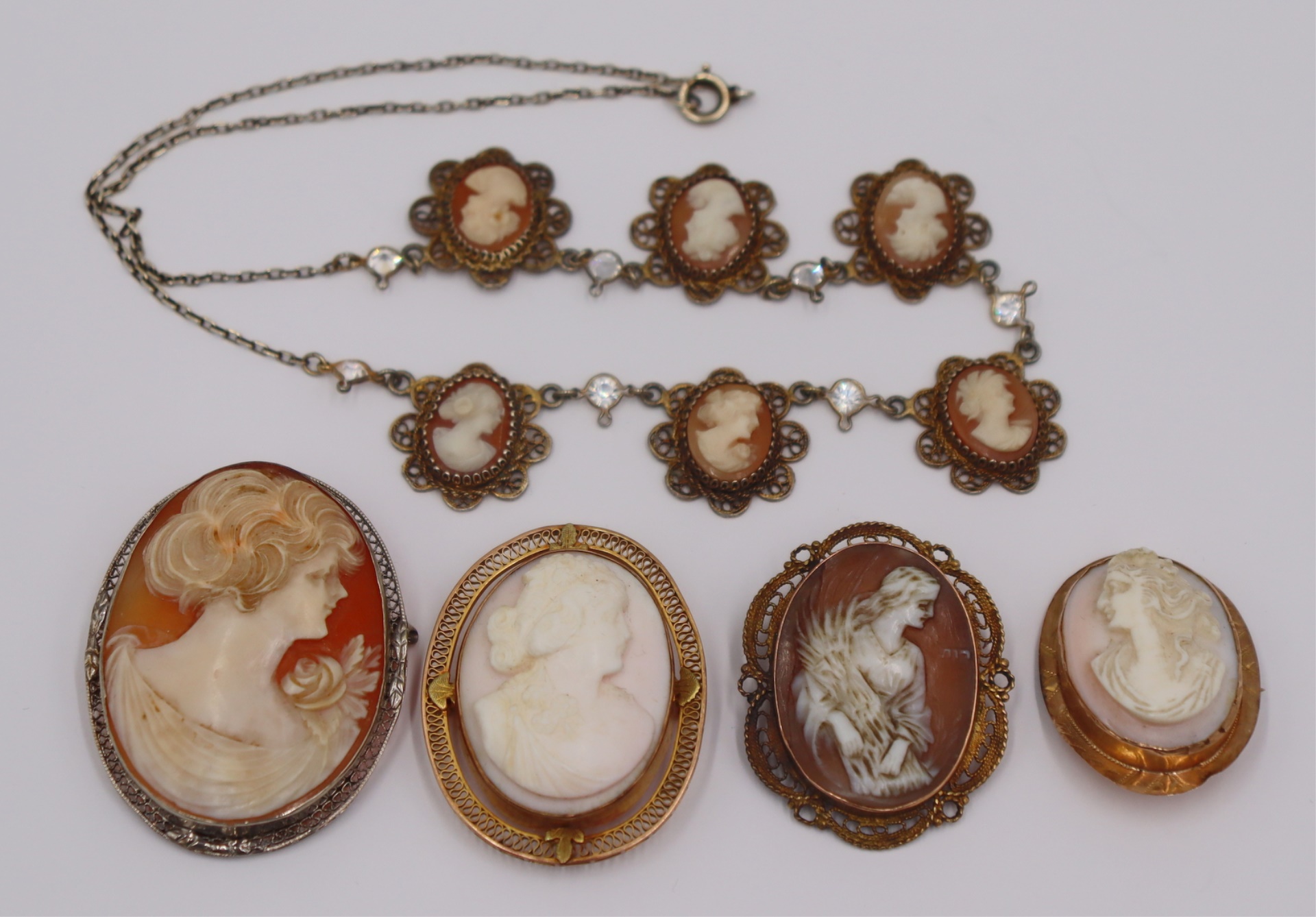 JEWELRY. ASSORTED GROUPING OF GOLD CAMEO