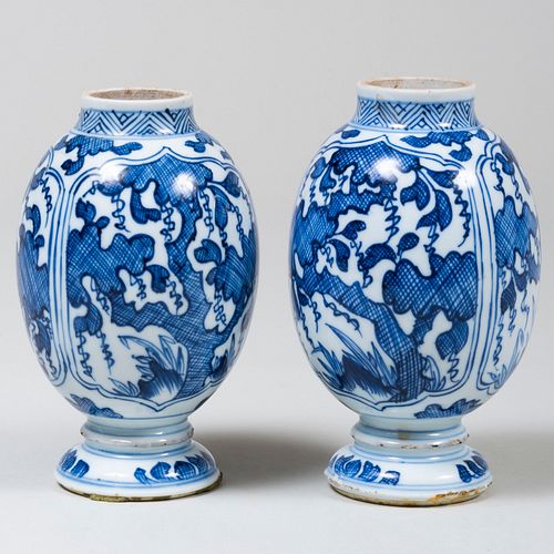 PAIR OF CHINESE EXPORT BLUE AND