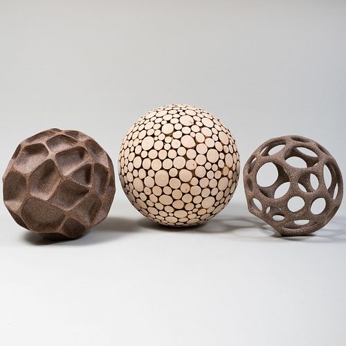 GROUP OF SPHERICAL TABLE ARTICLESComprising Two 3bb19b