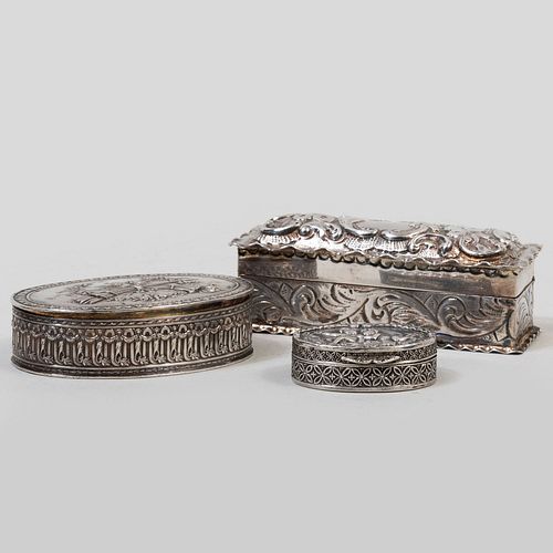 THREE SILVER SNUFF BOXESComprising A 3bb2c6