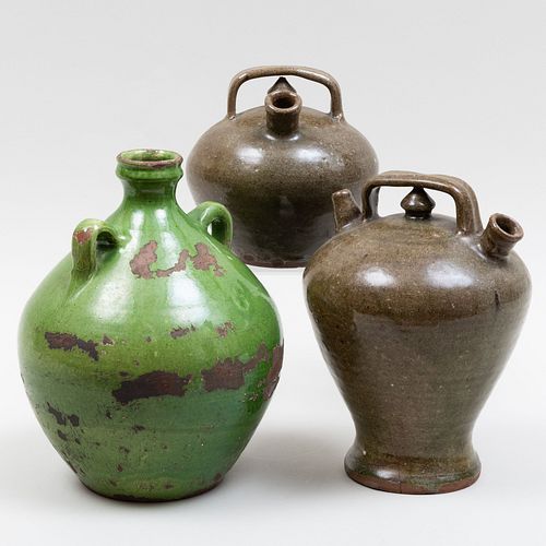 GROUP OF THREE GLAZED EARTHENWARE 3bb8dc